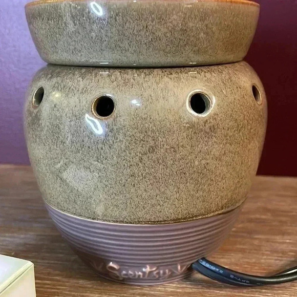 Scentsy Mid-Size Limestone Electric Wax Melter Wax Warmer with Extra Bulb - Picture 4 of 14